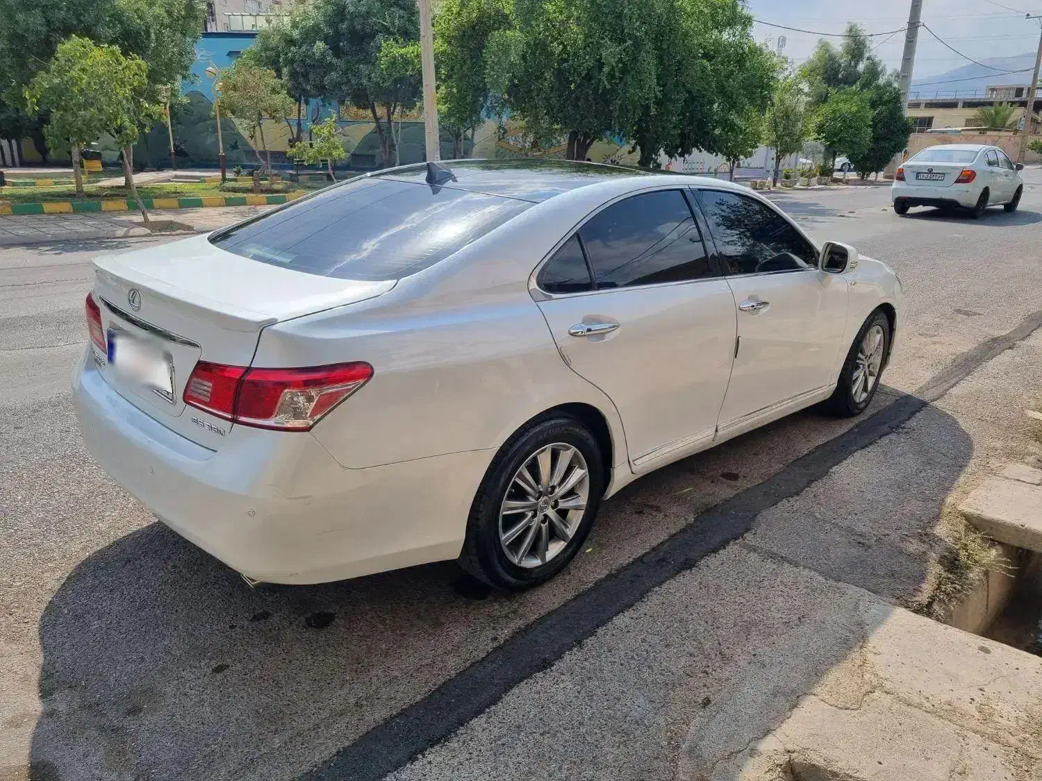 خودرو لکسوس، ES آگهی ann_21279541