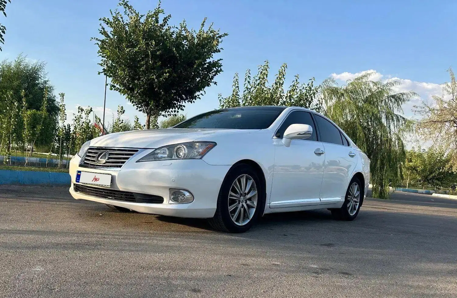 خودرو لکسوس، ES آگهی ann_24342600